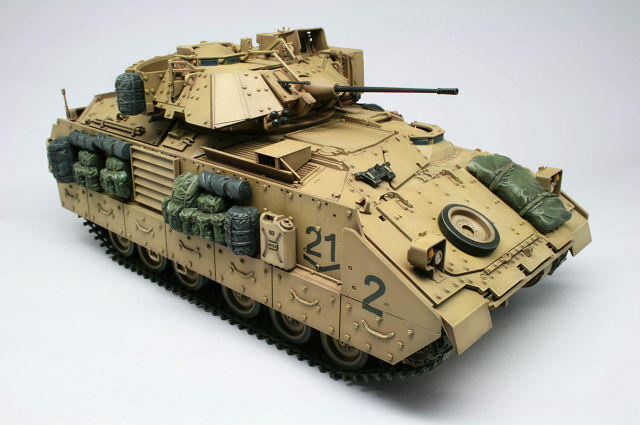 タミヤ(1/35)　M1A2　ブラッドレー歩兵戦車