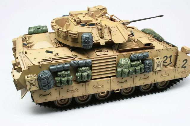 タミヤ(1/35)　M1A2　ブラッドレー歩兵戦車